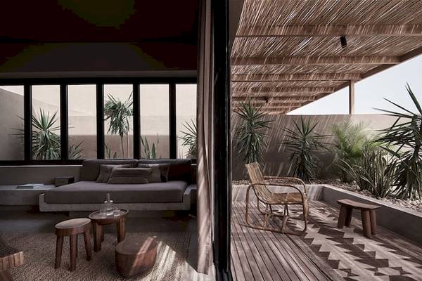 Innenbereich des Casa Cook El Gouna Hotels mit Terrasse, Möbeln und Pflanzen.