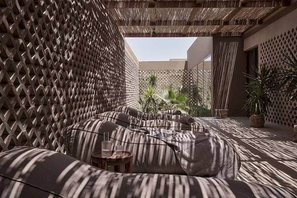 Innenansicht des Lounge-Bereichs im Casa Cook El Gouna Hotel mit gepolsterten Sesseln und Pflanzen.