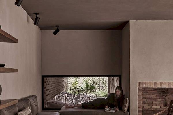 Innenraum-Lounge-Bereich im Casa Cook El Gouna Hotel mit Frau, die ein Buch liest.