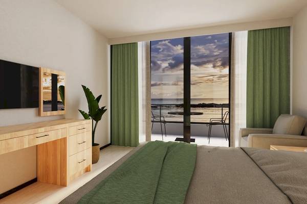 Suite-Zimmer im Sunrise Queen Luxury Hotel mit Blick auf das Meer und einem Balkon.