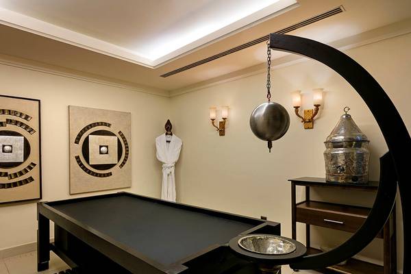 Ein Pooltisch in der Sauna des Titanic Mardan Palace Hotels, umgeben von modernen Kunstwerken und luxuriösen Accessoires.
