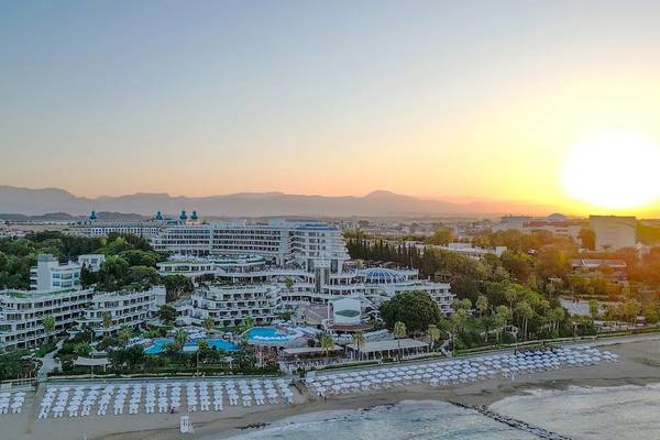Luftaufnahme des Sunrise Queen Luxury Hotels am Strand bei Sonnenuntergang
