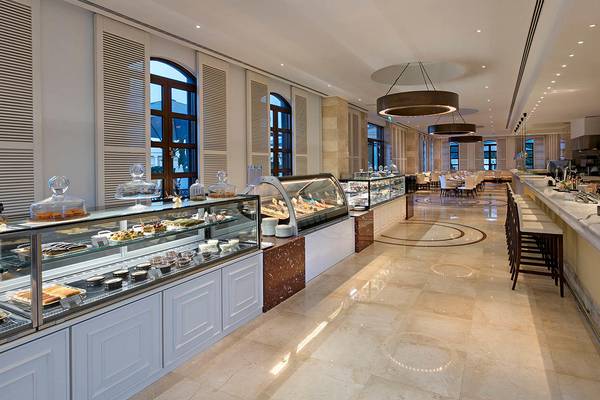 Dessertbuffet im Hotel Mardan Palace mit verschiedenen Kuchen und Gebäck.