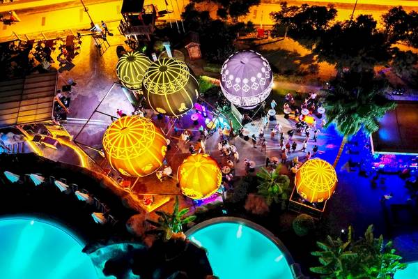Luftballon-Party im Freien am Abend beim Sunrise Queen Luxury Hotel.
