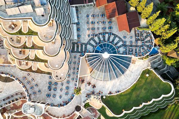 Luftaufnahme des Sunrise Queen Luxury Hotel mit Swimmingpool, Terrasse und Garten.