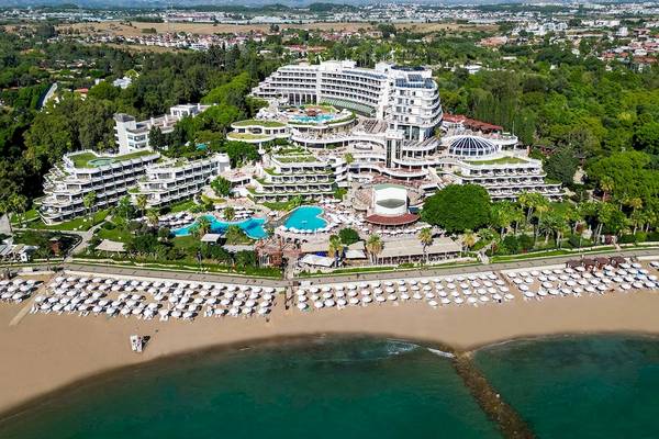 Luftaufnahme des Sunrise Queen Luxury Resort & Spa mit Swimmingpools und Sonnenschirmen am Strand