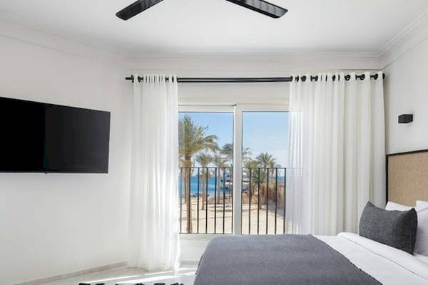 Schlafzimmer im Serry Beach Resort mit Blick auf das Meer.