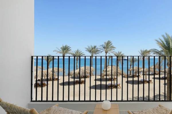 Blick aus dem Balkon des Serry Beach Resorts auf den Strand und das Meer