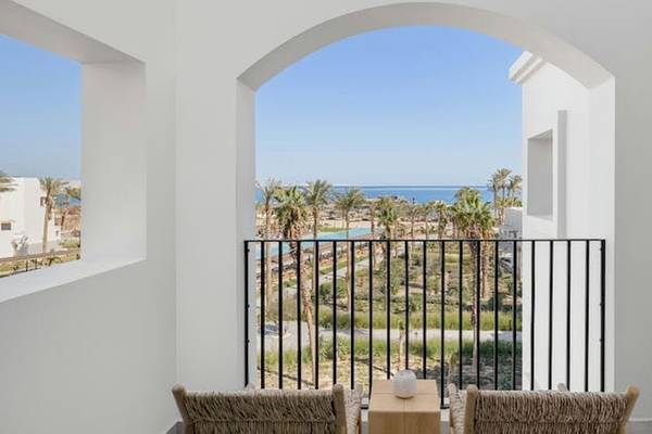 Blick vom Balkon des Serry Beach Resorts auf den Ozean und die Landschaft.