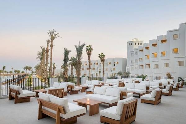 Außenbereich des Serry Beach Resorts mit Lounge-Sitzgelegenheiten und Palmen