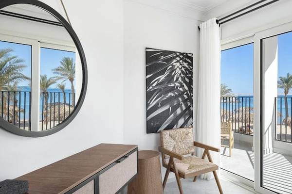Serry Beach Resort Balkon mit Meerblick und Sonnenschirmen am Strand