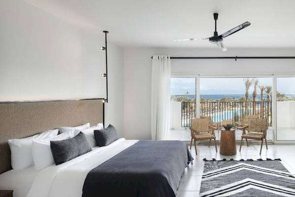 Schlafzimmer im Serry Beach Resort mit Blick auf den Pool.