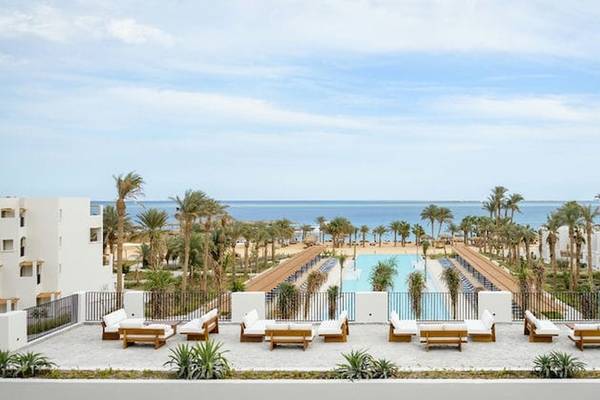 Luftaufnahme des Serry Beach Resorts mit Pool und Blick auf das Meer und Palmen