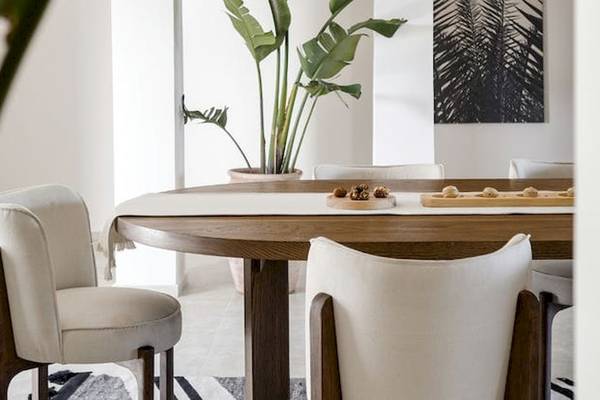 Esstisch im Esszimmer des Serry Beach Resort mit weißen Stühlen und einem großen Topf