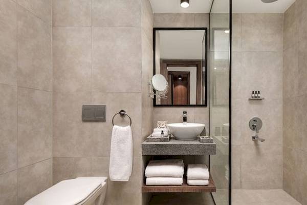 Badezimmer im Serry Beach Resort mit Toilette, Waschbecken und Dusche.