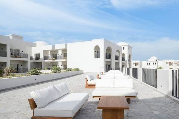 Serry Beach Resort Terrasse mit weißen Sofas und Tischen