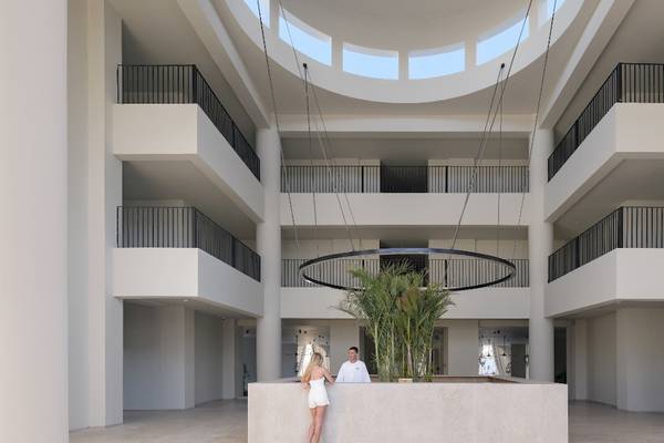 Ein Blick auf die Lobby des Serry Beach Resorts mit zwei Personen und einer Pflanze.