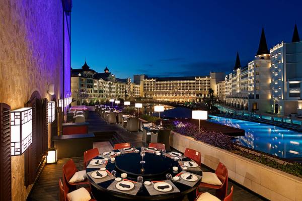 Abendessen auf der Terrasse des Titanic Mardan Palace Hotels bei Nacht