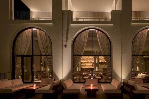 Loungebereich des Serry Beach Resorts mit großen Fenstern und gemütlichen Sofas