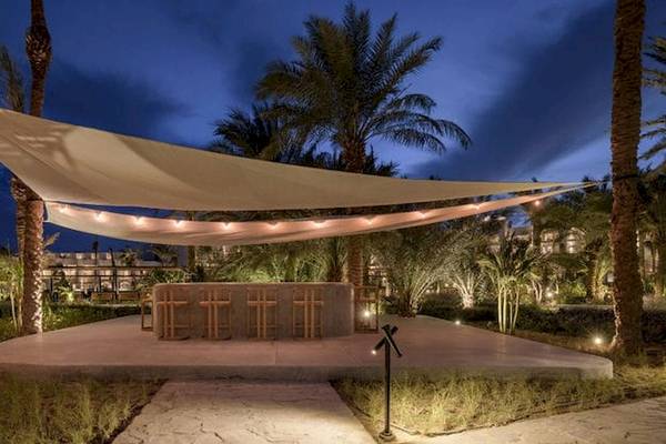 Serry Beach Resort Außenbereich bei Nacht mit Beleuchtung, Loungebereich und Palmen.