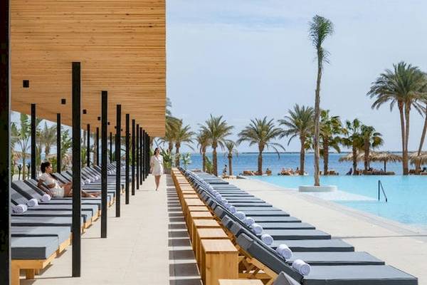 Loungebereich des Serry Beach Resorts mit Liegestühlen und Blick auf das Meer