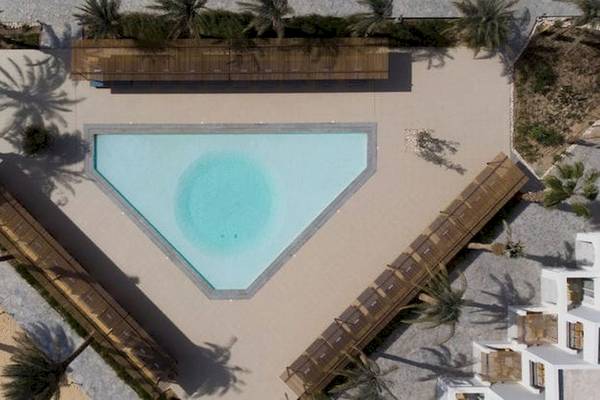 Luftaufnahme des Serry Beach Resorts mit Swimmingpool und hölzernen Wegen.