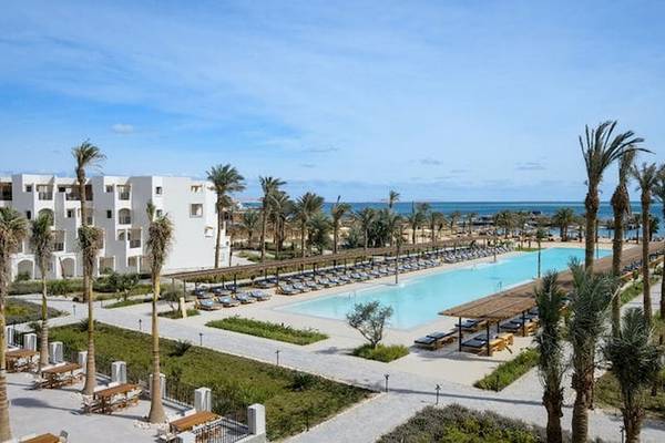 Serry Beach Resort Außenbereich mit Pool und Liegestühlen am Meer