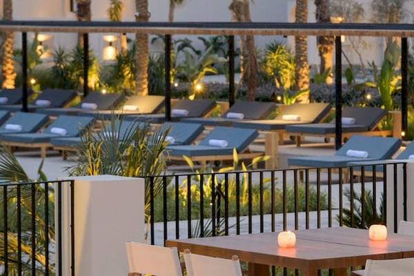 Pool-Lounge-Bereich des Serry Beach Resorts mit blauen Liegen und abendlicher Beleuchtung.