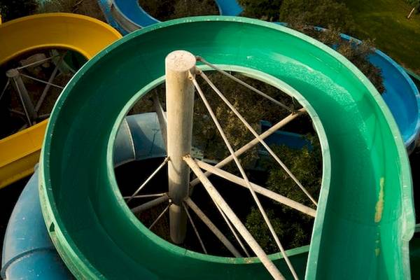 Grüne Wasserrutsche im Serry Beach Resort neben anderen Rutschen.