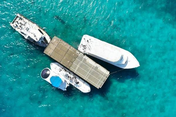 Boote am Anleger des Serry Beach Resorts, fotografiert von oben.