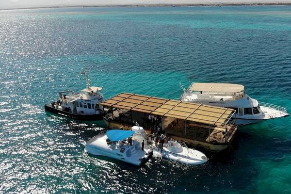 Serry Beach Resort Boote im Wasser mit einer Personenmenge an Bord