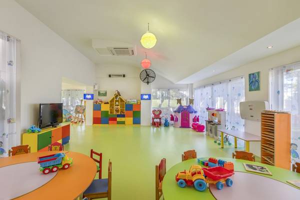 Kinderspielzimmer im Dobedan Exclusive Hotel & Spa Belek mit bunten Spielzeugen und Möbeln.