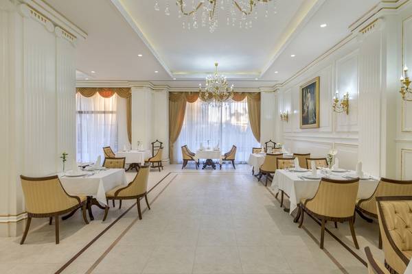 Restaurantbereich im Dobedan Exclusive Hotel & Spa Belek mit eleganten Tischen und Stühlen.