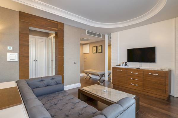 Suite im Dobedan Exclusive Hotel & Spa Belek mit Wohnzimmermöbeln, Fernseher und Dekor.