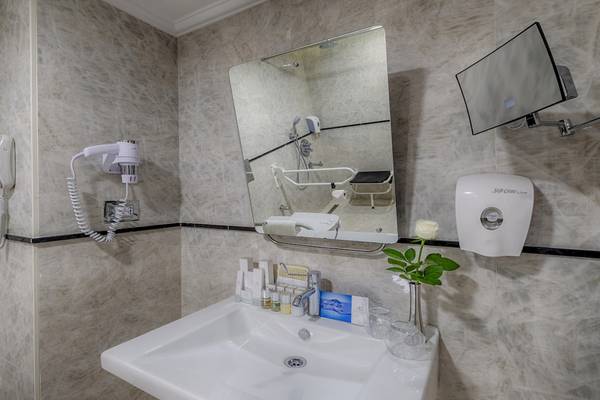 Badezimmer im Dobedan Exclusive Hotel & Spa Belek mit Waschbecken und Spiegel