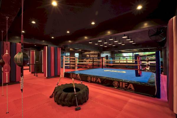 Box-Trainingsbereich im Dobedan Exclusive Hotel & Spa Belek mit Ring, Boxhandschuhen und Trainingsreifen.
