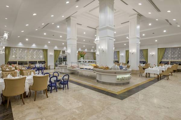 Innenansicht des Restaurants im Dobedan Exclusive Hotel & Spa Belek mit gedeckten Tischen und Buffet.