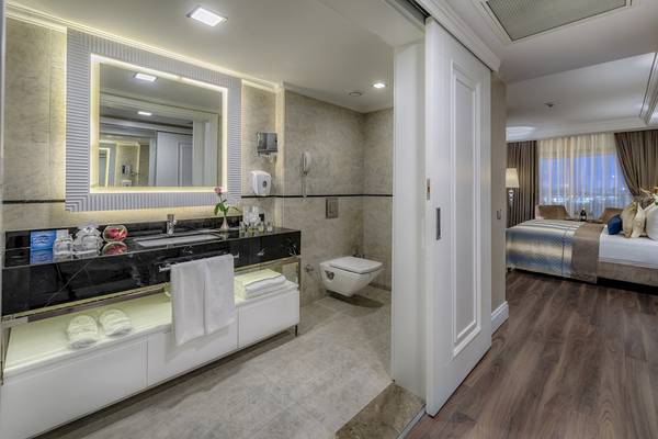 Suite Badezimmer im Dobedan Exclusive Hotel & Spa Belek mit Waschbecken, Toilette und Bett