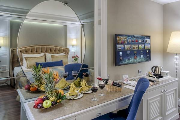 Luxuriöses Zimmer im Dobedan Exclusive Hotel & Spa Belek mit Fernseher, Schreibtisch und Obst