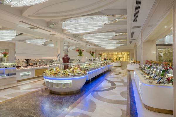 Buffetbereich des Dobedan Exclusive Hotel & Spa Belek mit vielfältigen Speisen und eleganter Einrichtung.