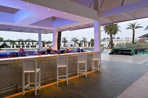 Poolbar im Dobedan Exclusive Hotel & Spa Belek mit Blick auf den Pool und Palmen