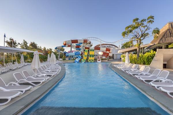 Wasserpark des Dobedan Exclusive Hotel & Spa Belek mit Rutschen und Pool.