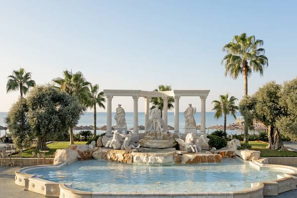 Brunnen im Garten des Dobedan Exclusive Hotel & Spa Belek mit Statuen und Blick aufs Meer
