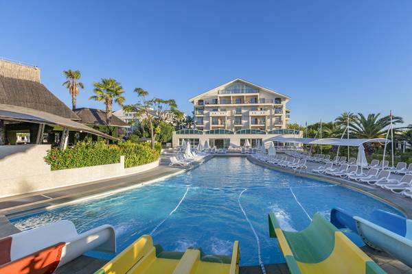 Außenpool des Dobedan Exclusive Hotel & Spa Belek mit bunten Wasserrutschen.