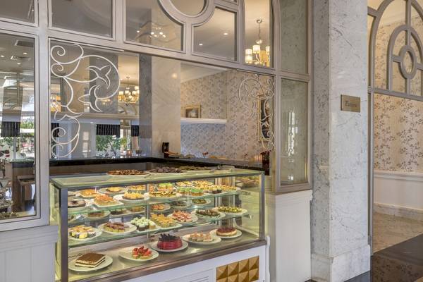 Die Patisserie des Dobedan Exclusive Hotel & Spa Belek mit einer Auswahl an Kuchen und Desserts.