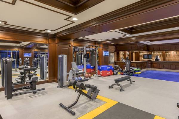 Fitness-Center im Dobedan Exclusive Hotel & Spa Belek mit verschiedenen Trainingsgeräten und einer Bar.