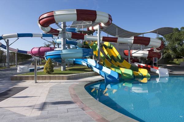 Mehrere farbenfrohe Wasserrutschen neben einem Pool im Dobedan Exclusive Hotel & Spa Belek