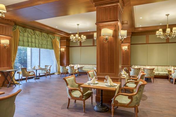 Innenansicht des Restaurants des Dobedan Exclusive Hotel & Spa Belek mit eleganten Tischen und Stühlen.
