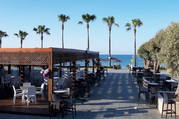 Terrasse des Dobedan Exclusive Hotel & Spa Belek mit weißen Tischen und Stühlen, Palmen und Meerblick