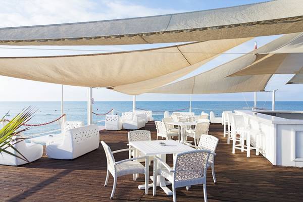 Terrasse des Dobedan Exclusive Hotel & Spa Belek mit Blick auf das Meer